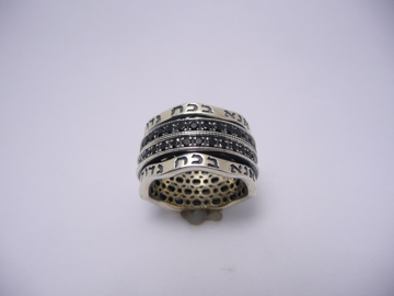 תמונה של טבעת גלית מסתובבת מכסף משובצת "אנא בכוח" עם זירקונים שחורים |